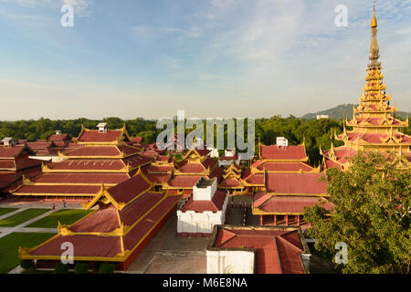 Palais de Mandalay Mandalay : : Vue du palais de guet Myin Nan, tour de la grande salle des audiences et de Mandalay Hill, , Région de Mandalay, Myanmar (Birmanie) Banque D'Images