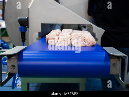 Jambon sur machine de coupe l'alimentation du convoyeur Banque D'Images