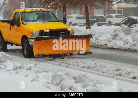 Camion chasse-neige route de compensation après l'hiver de voile blanc tempête de blizzard d'accès des véhicules tempête de neige nettoyer les routes de la neige Banque D'Images