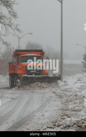 Les camions de déneigement enlever la neige sur la route au cours de rue dans une tempête de blizzard blizzard neige NY nettoyer les routes de la neige Banque D'Images