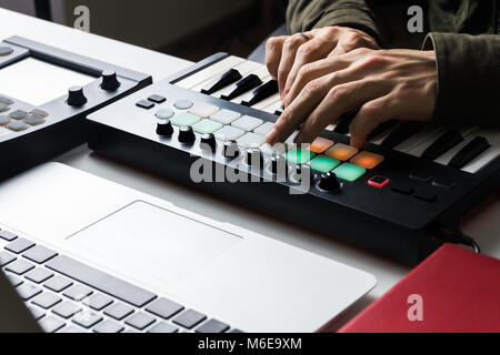 L'enregistrement de la musique électronique portable avec clavier midi sur ordinateur portable en home studio Banque D'Images