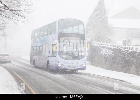 Bus à impériale anglais dans la tempête de neige extrême Banque D'Images