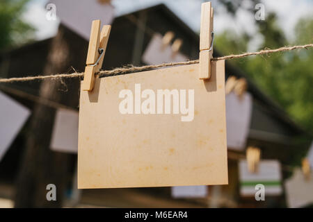 Accrocher les cartes sur une corde. Message de mémoire. Le festival en plein air. Banque D'Images