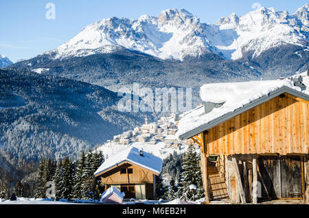 Paysage d'hiver. Village entouré par la neige sur les Dolomites italiennes en janvier une journée ensoleillée. L'image suggestive. Banque D'Images