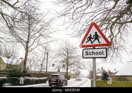 Fermeture de l'école : Village coupé par la neige. La neige fond. Signe de l'école. Launton / Oxfordshire / UK 02/03/2019 Banque D'Images