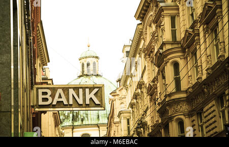 Image style à l'ancienne banque simple ouvrir une rue de Vienne étroit entouré par une architecture européenne traditionnelle vert avec dôme de la basil Banque D'Images