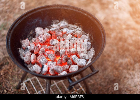Barbecue avec flaming rougeoyant et briquettes de charbon de bois chaud, gros plan, Vue de dessus. Banque D'Images