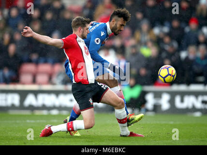 Stoke City's Eric Maxim Choupo-Moting (arrière) et de Southampton's Jack Stephens bataille pour la balle durant le premier match de championnat à St Mary's Stadium, Southampton. Banque D'Images