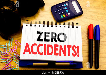 La légende de texte écrit conceptuel montrant zéro accident. Concept d'affaires pour la sécurité au travail écrit sur Danger livre ordinateur portable sur l'arrière-plan dans Banque D'Images