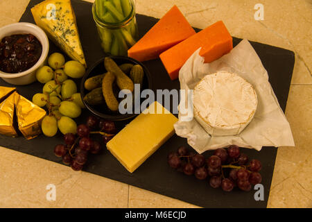 Plateau de fromages, de partage, de fromage, red leicester, stilton, cheddar, brie, camembert, raisins, cornichons au vinaigre, le céleri, le cornichon ou sla sur chutney Banque D'Images