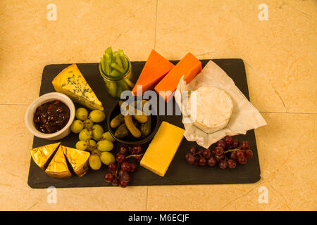 Plateau de fromages, de partage, de fromage, red leicester, stilton, cheddar, brie, camembert, raisins, cornichons au vinaigre, le céleri, le cornichon ou sla sur chutney Banque D'Images