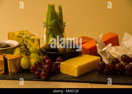 Plateau de fromages, de partage, de fromage, red leicester, stilton, cheddar, brie, camembert, raisins, cornichons au vinaigre, le céleri, le cornichon ou sla sur chutney Banque D'Images