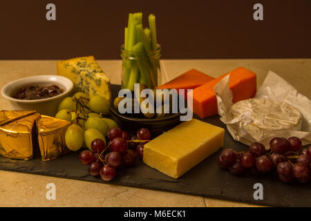 Plateau de fromages, de partage, de fromage, red leicester, stilton, cheddar, brie, camembert, raisins, cornichons au vinaigre, le céleri, le cornichon ou sla sur chutney Banque D'Images