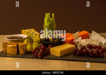 Plateau de fromages, de partage, de fromage, red leicester, stilton, cheddar, brie, camembert, raisins, cornichons au vinaigre, le céleri, le cornichon ou sla sur chutney Banque D'Images