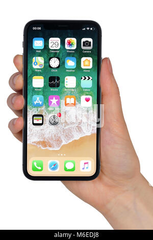 Koszalin, Pologne - Mars 03, 2018 : Les femmes main tenant l'iPhone noir X. L'iPhone X est smart phone avec écran tactile multi produit par Apple Comput Banque D'Images