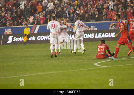 Harrison, NJ - 1 mars 2018 : Les joueurs des New York Red Bulls célébrer but par Sean Davis (27) au cours de 2018 Ligue des Champions de la CONCACAF ronde de 16 match contre CD Olimpia du Honduras au Red Bull Arena, Red Bulls a gagné 2 - 0 Banque D'Images