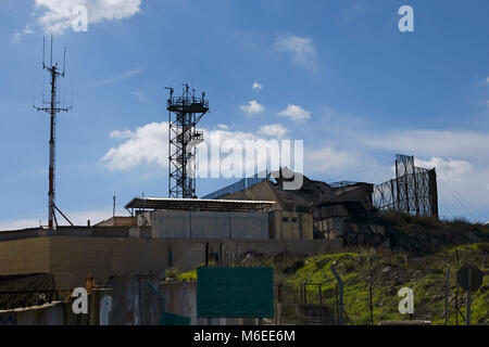 Vue d'un poste de l'armée israélienne à la frontière avec le Liban près du kibboutz Avivim le nord d'Israël Banque D'Images