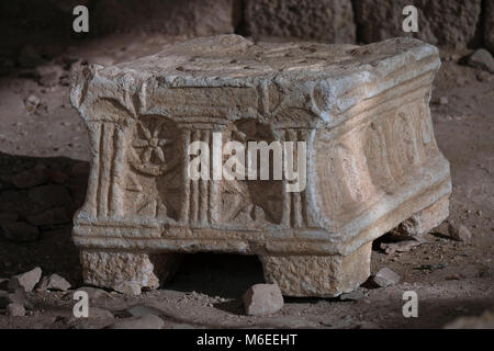 Une réplique de la pierre de Magdala avant la destruction du Second Temple de Jérusalem en l'an 70 remarquable pour sculptures détaillées illustrant le deuxième Temple placé dans l'ancienne synagogue à Migdal, maintenant un site archéologique ouvert au public situé sur la rive de la mer de Galilée au nord de Tibériade, Israël Banque D'Images