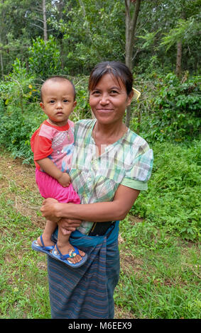 Pyin Oo Lwin, Myanmar - le 18 novembre 2014. Travailleur de la plantation de café avec enfant Banque D'Images