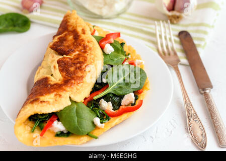 Omelette aux épinards, fromage ricotta et poivron rouge. Banque D'Images