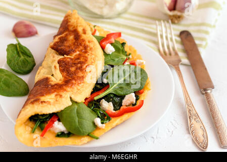 Omelette aux épinards, fromage ricotta et poivron rouge. Banque D'Images