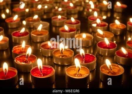 Bougies - De nombreuses bougies allumées close-up Banque D'Images