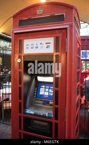 ATM machine monté dans une boîte de téléphone rouge convertie Banque D'Images