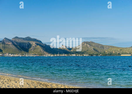 Empreintes de pas sur la plage de l'île d'Ibiza en Espagne, maison de vacances et de scène d'été Banque D'Images