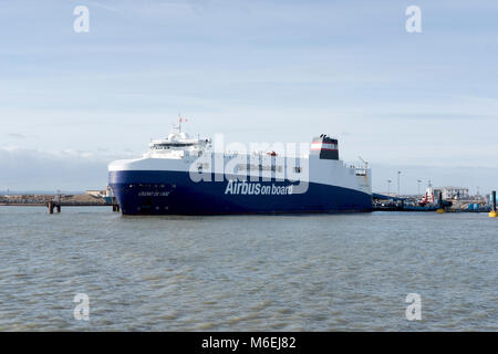 Le Ciudad de Cadiz du traversier roulier à l'amarrage dans Ramsgate réalise des pièces pour l'Airbus A380 entre les usines en Europe et au Royaume-Uni. Banque D'Images