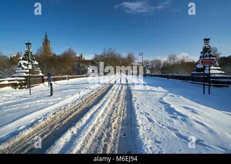 Kelvin Way Bridge sur une journée ensoleillée avec beaucoup de neige Banque D'Images