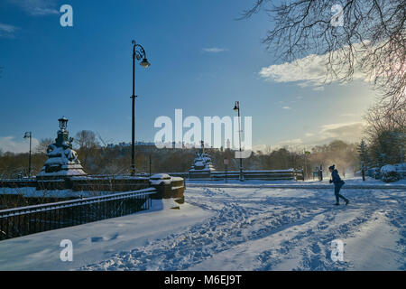 Kelvin Way Bridge sur une journée ensoleillée avec beaucoup de neige Banque D'Images