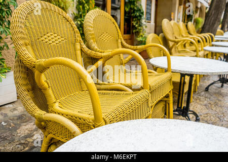 Terrasse de café dans la ville de Valldemosa dans les îles Baléares, Espagne Banque D'Images