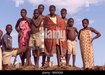 Au cours de graves inondations au Mozambique en mars 2000, les collectivités en détresse sur la rivière Save, Inhabane Province, attendre de l'aide fournie par des volontaires dans de petits bateaux. Banque D'Images