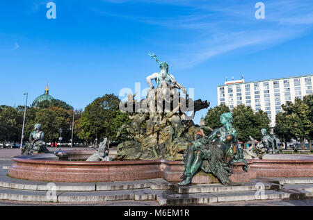 Fontaine de Neptune, l'un des plus emblématiques des fontaines de Berlin, Allemagne. Situé sur la place Alexanderplatz à côté de St Mary's Church et Hôtel de Ville de Berlin. Banque D'Images
