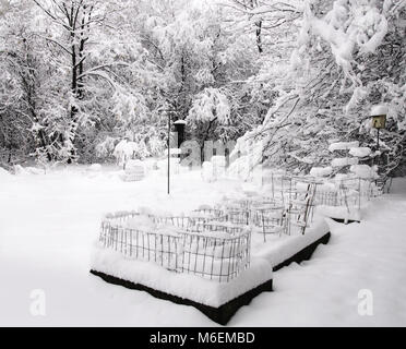 Jardin et de la forêt couverte de neige après une tempête hivernale Banque D'Images