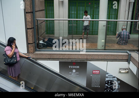 01.03.2018, Singapour, République de Singapour, en Asie - les personnes sont considérées à une des entrées de la station de MRT de Chinatown. Banque D'Images