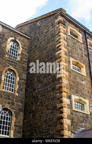 Un regard derrière les murs des prisons dans la cour de la prison de l'ancienne prison Route Crumlin à Belfast en Irlande du Nord avec son imposante architecture Victorienne Banque D'Images