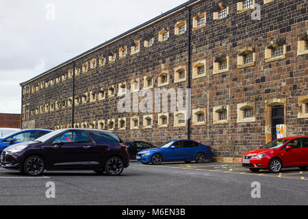 Un regard derrière les murs des prisons dans la cour de la prison de l'ancienne prison Route Crumlin à Belfast en Irlande du Nord avec son imposante architecture Victorienne Banque D'Images