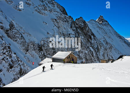 Randonnée Ski ariving au refuge Hollandiahütte sur la Loetschenluecke pass, Blatten, Loetschental, Valais, Suisse Banque D'Images