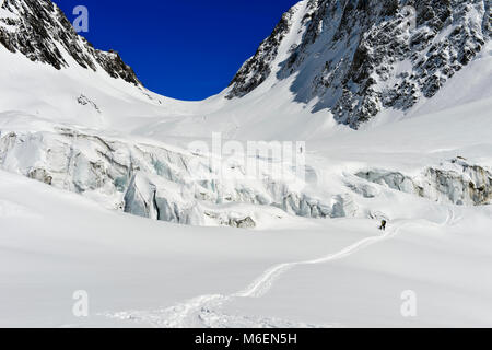 Le Langgetscher Ski de randonnée sur glacier, vue vers la Lötschenlücke, Blatten, Loetschental, Valais, Suisse Banque D'Images