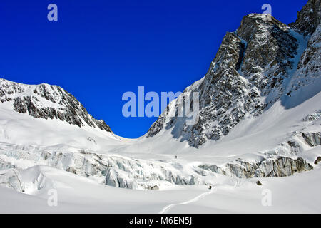 Le Langgetscher Ski de randonnée sur glacier, vue vers la Lötschenlücke, Blatten, Loetschental, Valais, Suisse Banque D'Images