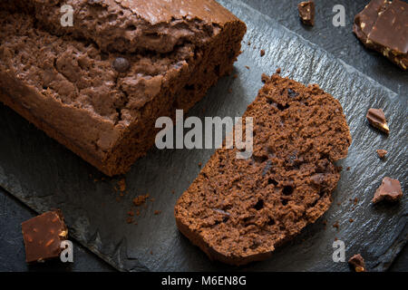 Quatre-quarts au chocolat avec des pastilles de chocolat. Pâtisserie au chocolat maison pour le petit-déjeuner ou un dessert. Banque D'Images