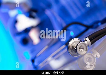 Concept de laboratoire médical. La recherche scientifique. Stéthoscope et microscope sur fond bleu. Banque D'Images