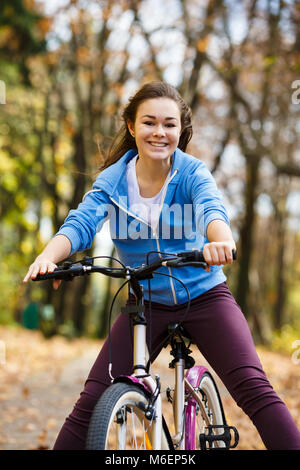 Adolescente et vélo Banque D'Images