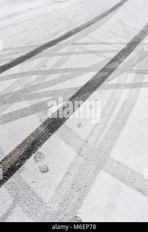 Les traces de pneus de voiture marques dans la neige durant la bête de l'Est 2018 vortex polaire neige qui a causé des problèmes pour les navetteurs et les voyages. Banque D'Images