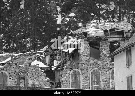 Vieille maison avec le toit détruit par une avalanche. Panticosa, Espagne Banque D'Images