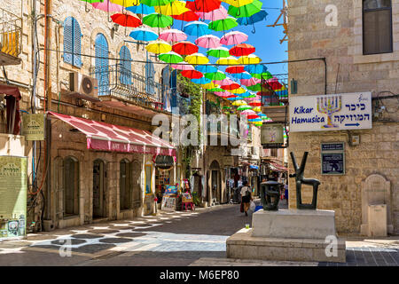 Parasols multicolores au-dessus de la rue piétonne étroite de Yoel Moshe Salomon à Shiva de Nachalat historique de Jérusalem. Banque D'Images