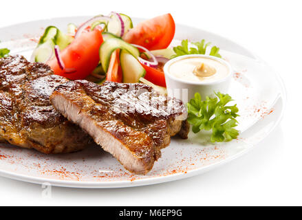 Le steak grillé et salade de légumes Banque D'Images