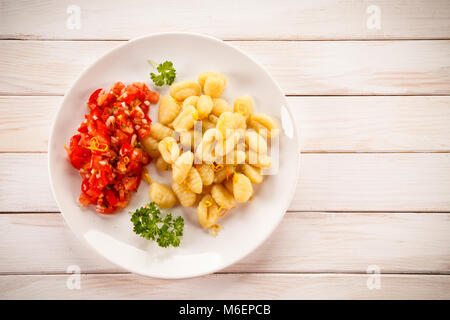 Gnocchi à la salade de tomates Banque D'Images