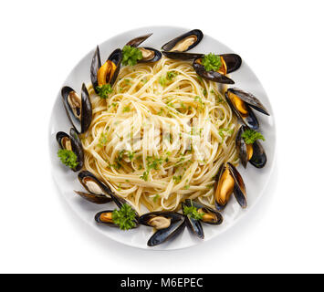 Pâtes et moules cuites sur fond blanc Banque D'Images